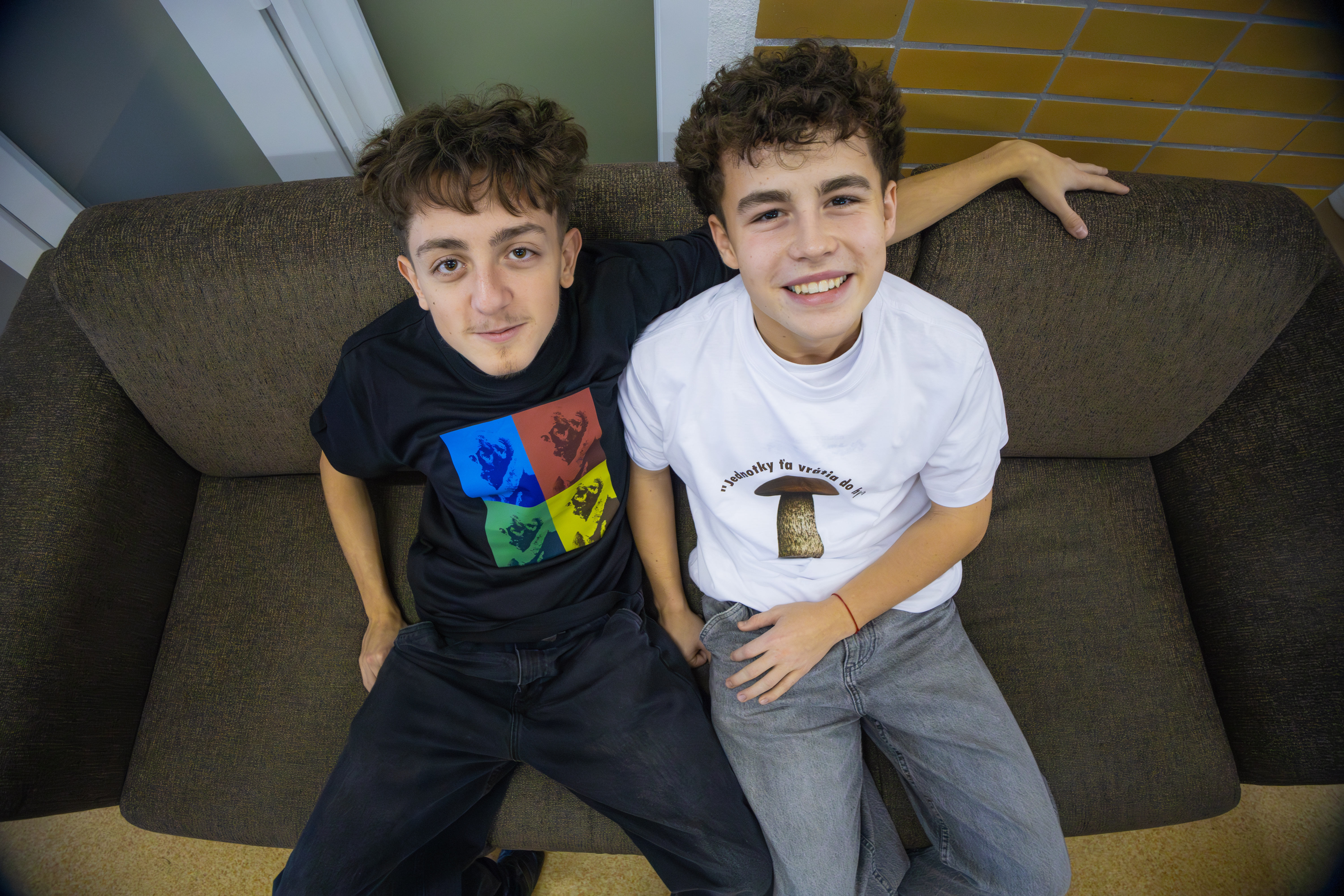 GVBN Merch – skupinová fotka študentov zblízka v oficiálnych tričkách Gymnázia Vavrinca Benedikta Nedožerského Prievidza, GymPD merch kolekcia